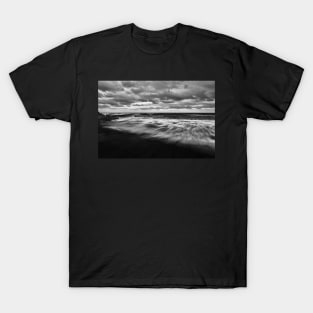 Waves crashing on the beach T-Shirt